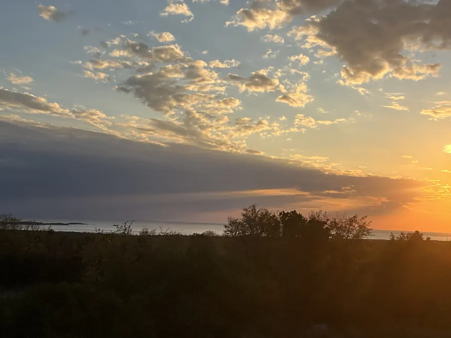 Zalazak sunca, oblaci i more