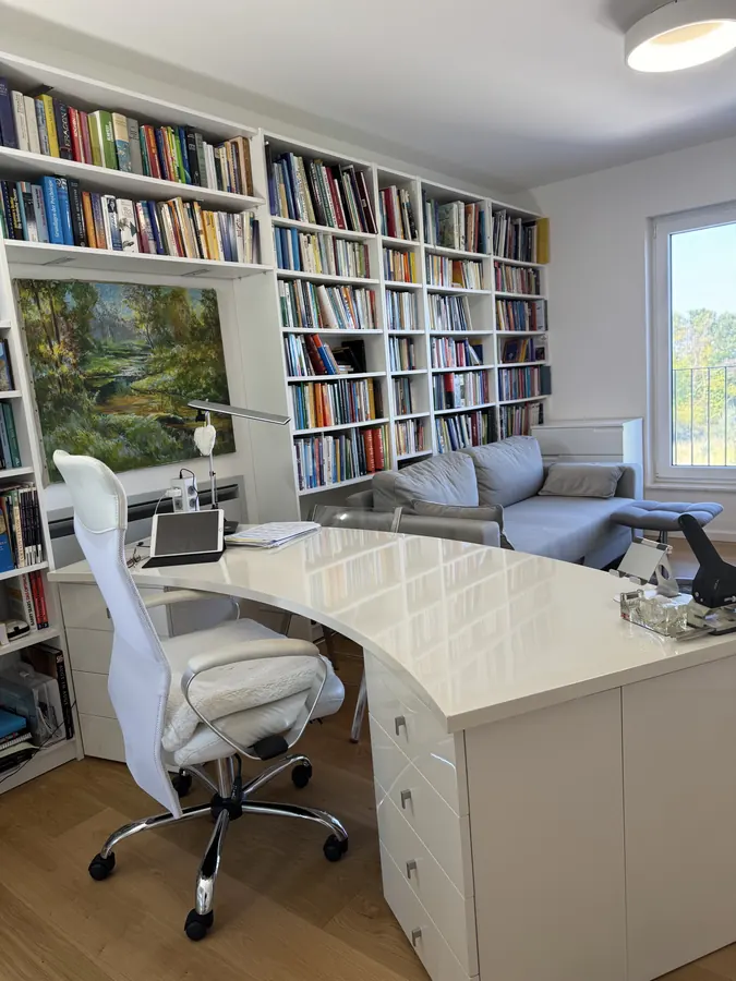 Arbeitszimmer mit Einbauregalen