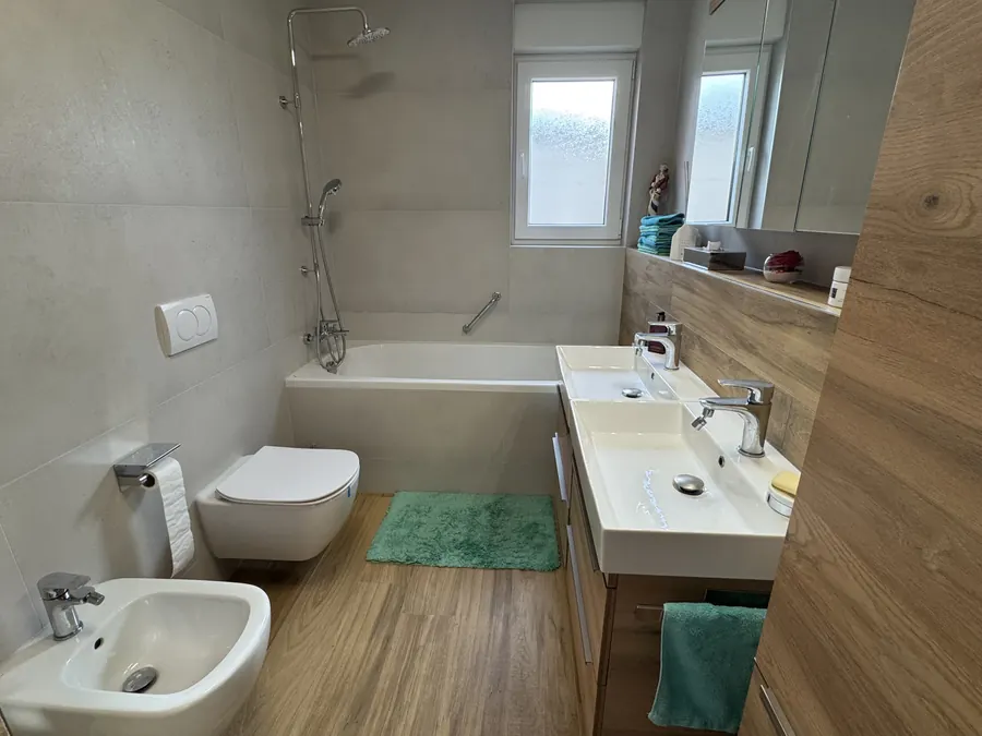 Bad mit Badewanne und Bidet