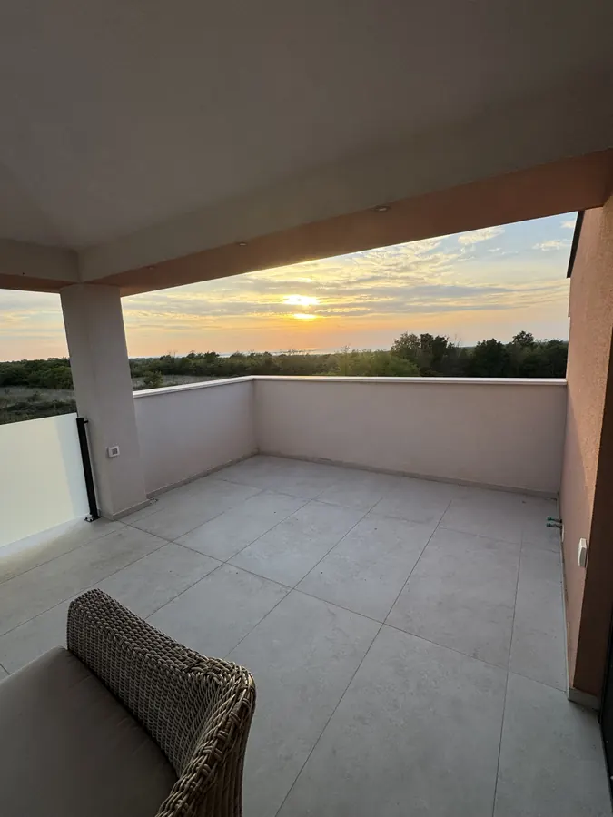 Dachterrasse mit Blick über das Land aufs Meer