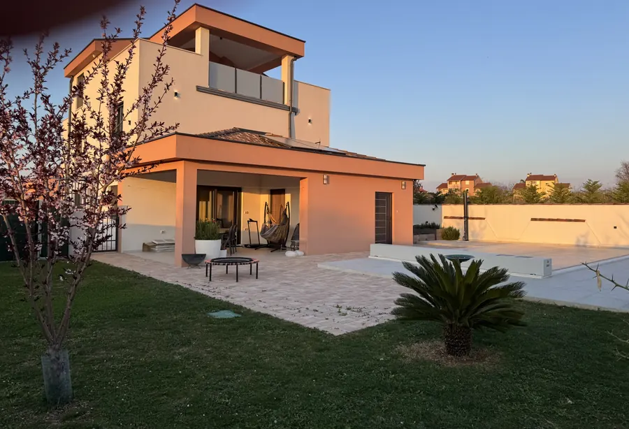 Vila 1 u večernjem svjetlu, s vrtom i natkrivenom terasom