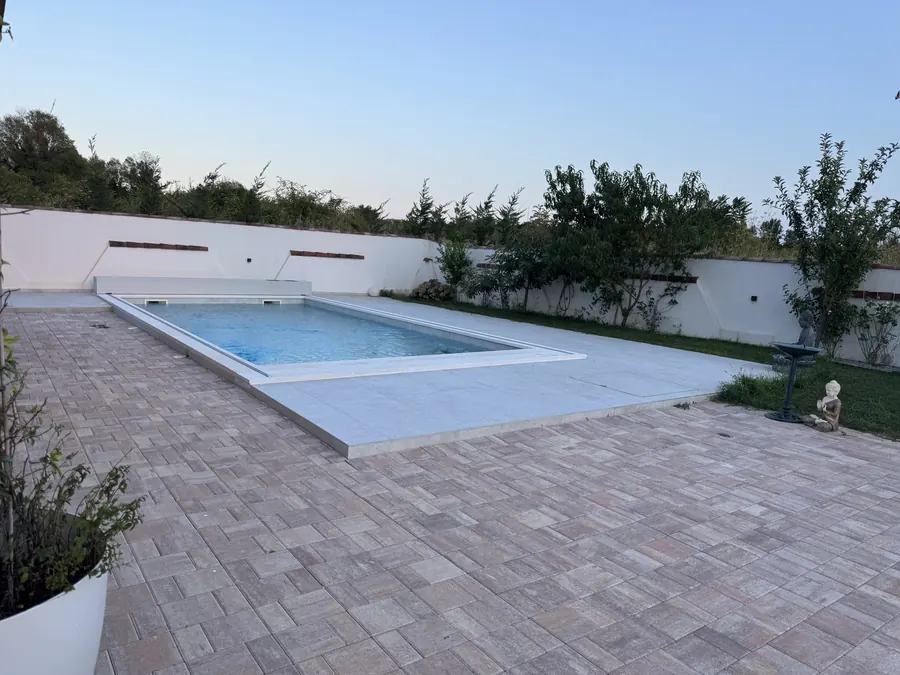 Pool mit Terrasse