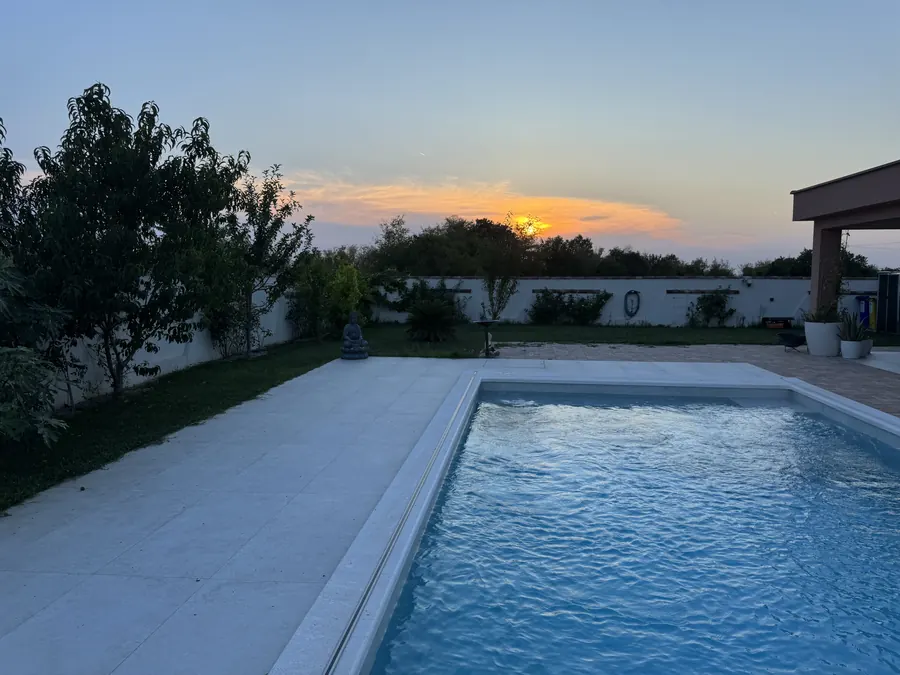 Salzwasserpool und Garten bei Sonnenuntergang