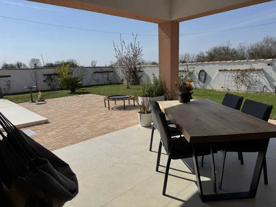 Überdachte Terrasse im Erdgeschoss