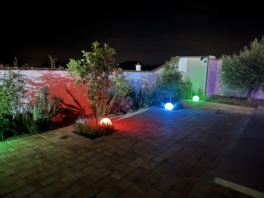 Gartenbeleuchtung am Abend