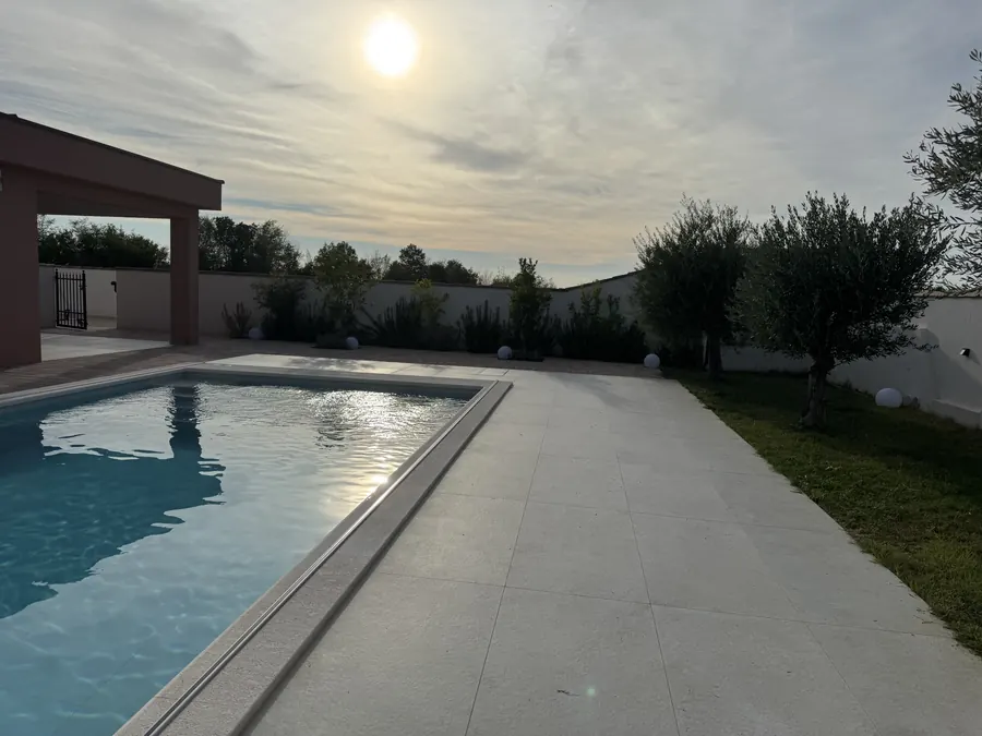 Pool im Abendlicht