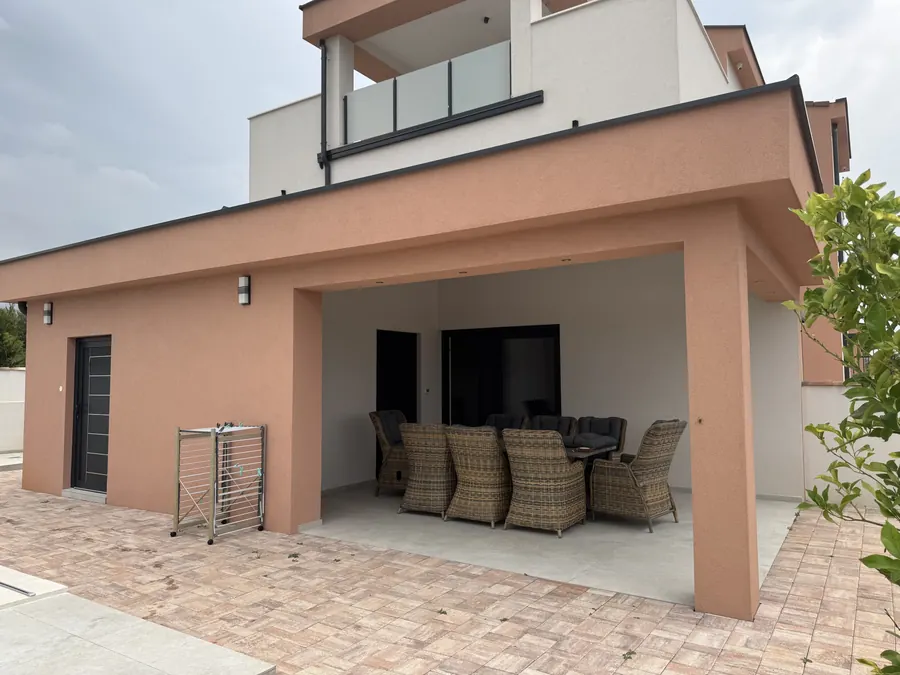 Überdachte Terrasse im Erdgeschoss